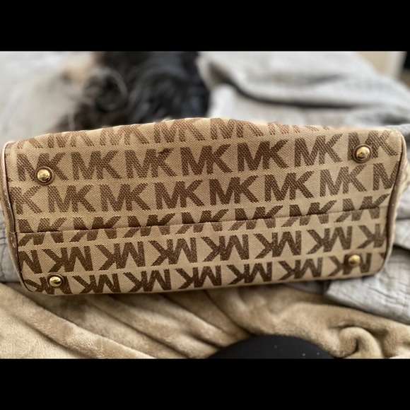 Michael Kors Gold threaded Signature Satchel - Picture 5 of 11